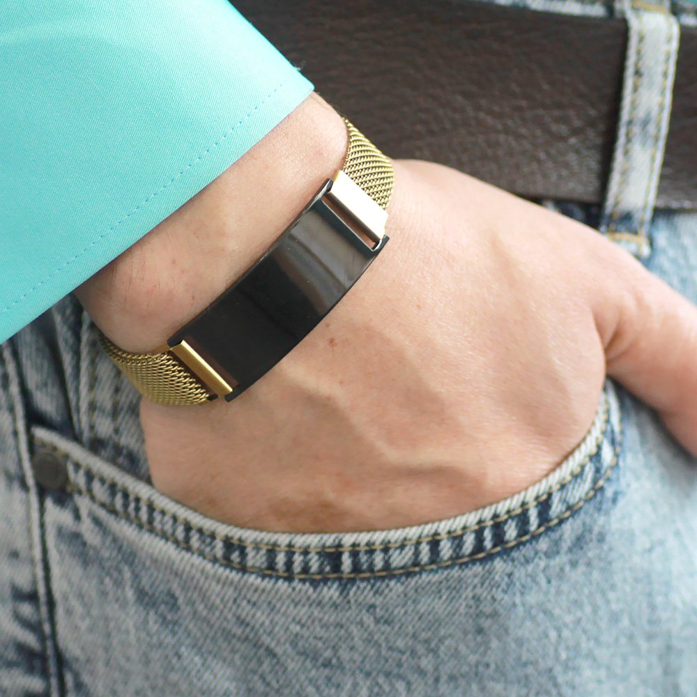 siyah-zeminli-kisiye-ozel-isim-yazili-magnet-kapamali-antik-sari-renk-celik-erkek-hasir-bileklik-erkek-bileklik-kiiye-zel-tesbihane-80150-41-B